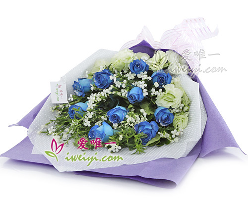 bouquet of 10 blue roses and lisianthus