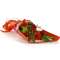 6 rose rosse fresche a lungo gambo accentuate da solidago decurrens, foglia di dracaena fragrans e verdure fresche.