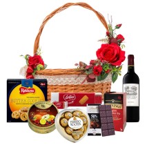 Cesto Gourmet di Cibo Delizioso con Rose Rosse