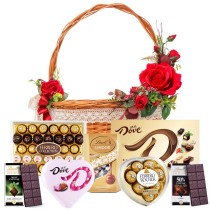 Cesta di Amanti del Cioccolato con Rose Rosse