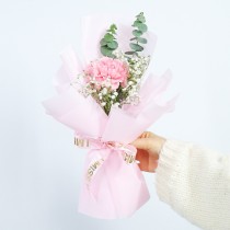 Garofano rosa a stelo singolo con eucalipto e mini bouquet di gipsophila