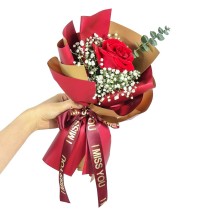 Rosa rossa a stelo singolo con eucalipto e mini bouquet di gipsofila