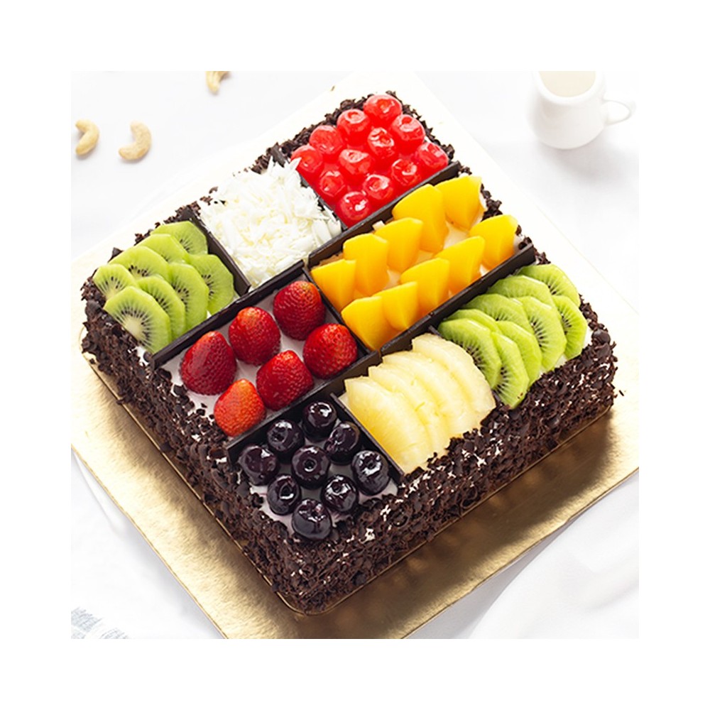 Gâteau d'anniversaire multi-fruits de forme carré