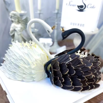 Torta di compleanno a forma di cigno bianco e nero