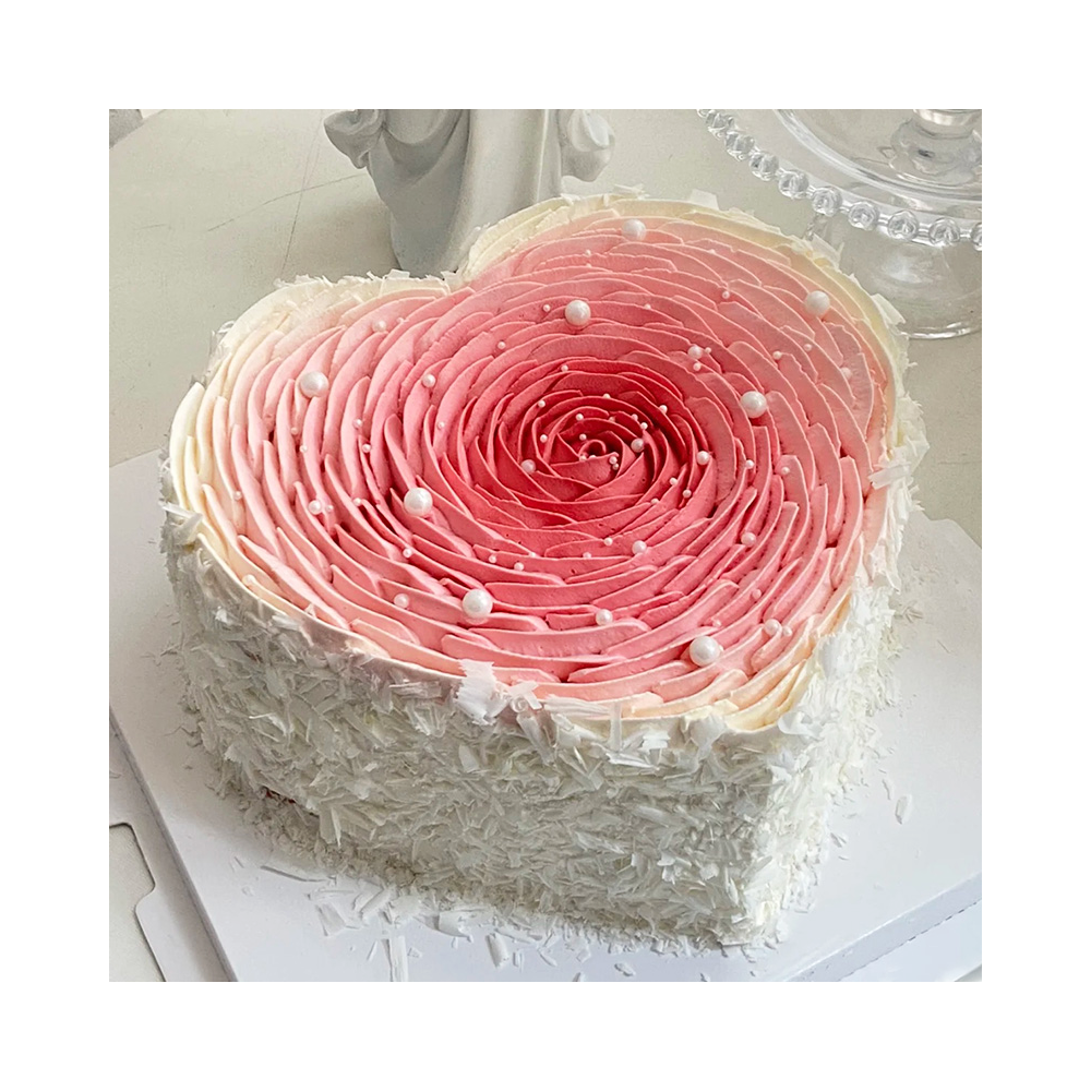 [Local pastry shop] Torta di compleanno dolce a forma di cuore dell'amore