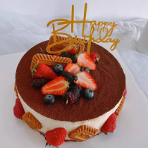 Torta di compleanno mousse al tiramisù con fragole, mirtilli e biscotti.