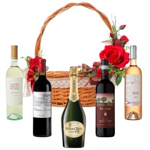 Cesta de regalo para amantes del vino con rosas rojas