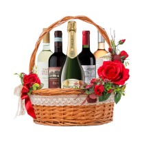 Cesta regalo per gli amanti del vino con rose rosse