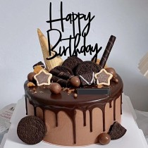 Torta di compleanno al cioccolato con biscotti Oreo