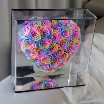 Roses préservées en forme de cœur dans une boîte cadeau