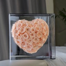 Konservierte Rosen in Herzform in einer Geschenkbox