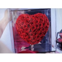 Rosas preservadas en forma de corazón en una caja de regalo.