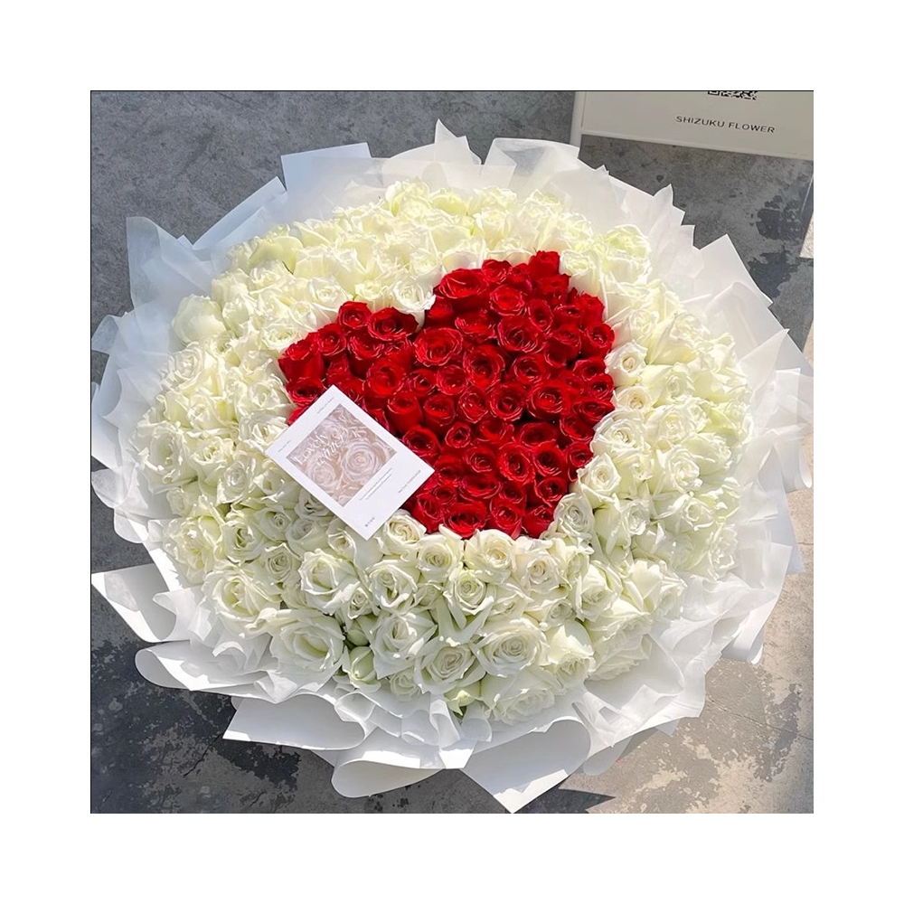 Le Bouquet de 199 Roses Blanches et Rouges « L'amour est dans l'air »