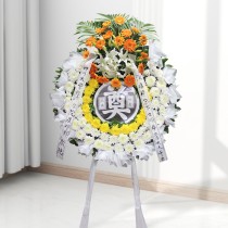 Supporto per Corona Funebre - Crisantemi Bianchi e Gialli, Foglie Verdi, Gigli Bianchi e Gerbere Arancioni