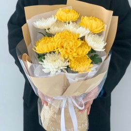 Bouquet de chrysanthèmes jaunes et blancs