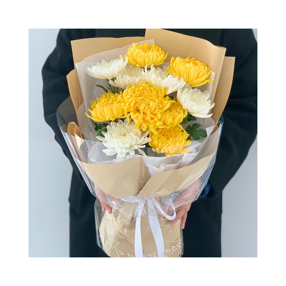 Bouquet de chrysanthèmes jaunes et blancs