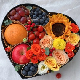 Die herzförmige Geschenkbox mit Früchten und Blumen « Mein Herz gehört nur Dir »