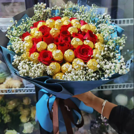 Der Strauß roter Rosen und Pralinen « Saftige Liebe »