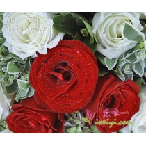 16 rose bianche premium rotonde con 3 rose rosse.