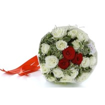 16 rose bianche premium disposte a rotonda con 3 rose rosse, accentuate da euphorbia marginata e verdi freschi.