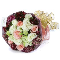 5 blühende rosa Rosen und 5 weiße Rosen in voller Blüte, akzentuiert durch Lisianthus und Dianthus barbatus.