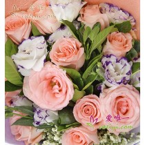 11 rose rosa accentuate da lisianthus bianchi e viola, fughe di bimbo e verdure fresche.