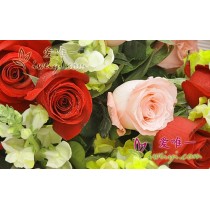 10 rose rosse in fiore e 9 rose rosa, accentuate da bocca di leone gialli, frutti da club e verdure fresche.