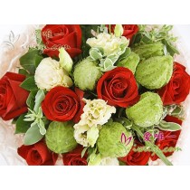 Bouquet composto da 11 rose rosse in fiore, lisianthus champagne, frutta di bosco, euphorbia marginata e verdi freschi.