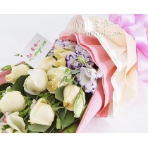 11 rose champagne, accentuate da bocca di leone, lisianthus bianchi e viola e verdi freschi.