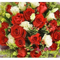 19 fresche rose rosse accentuate con lisianthus champagne, iperico rosso, grappoli di solidago e verdi freschi.