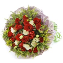 Bouquet composto da 19 fresche rose rosse accentuate da lisianthus champagne, iperico rosso, grappoli di solidago e fogliame fre