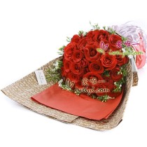 33 rose rosse in fiore accentuate con pinathus japonicus e fresche verdure.