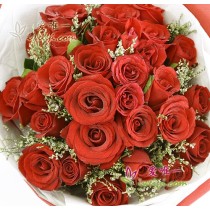 Bouquet composto da 33 rose rosse fresche di alta qualità, accentuato con erba cristallina e verdure fresche.