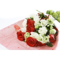 Bouquet di fiori freschi composto da 6 rose rosse e 6 rose bianche, accentuato con lisianthus, iperico rosso e verdi freschi.