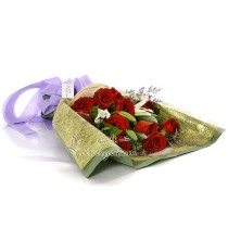 Bouquet di rose rosse e gigli bianchi