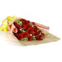 Bouquet di rose rosse e garofani bianchi a spray.