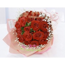 19 rose rosse a lungo stelo in piena fioritura accentuate da fiori di gypsophila e verdure fresche.