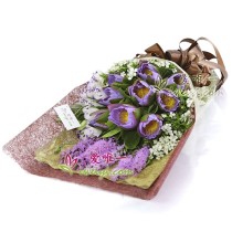 9 ninfee viola accentuate con lisianthus multicolore, pinathus japonicus e verdure fresche.