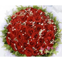 66 rose rosse premium accentuate da fiori di campo, solidago e verdure fresche.